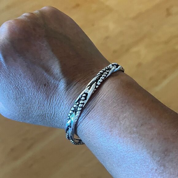 The Santa Fe Open Bangle bracelet in antiqued 925 silver. Unisex - Picture 8 of 14